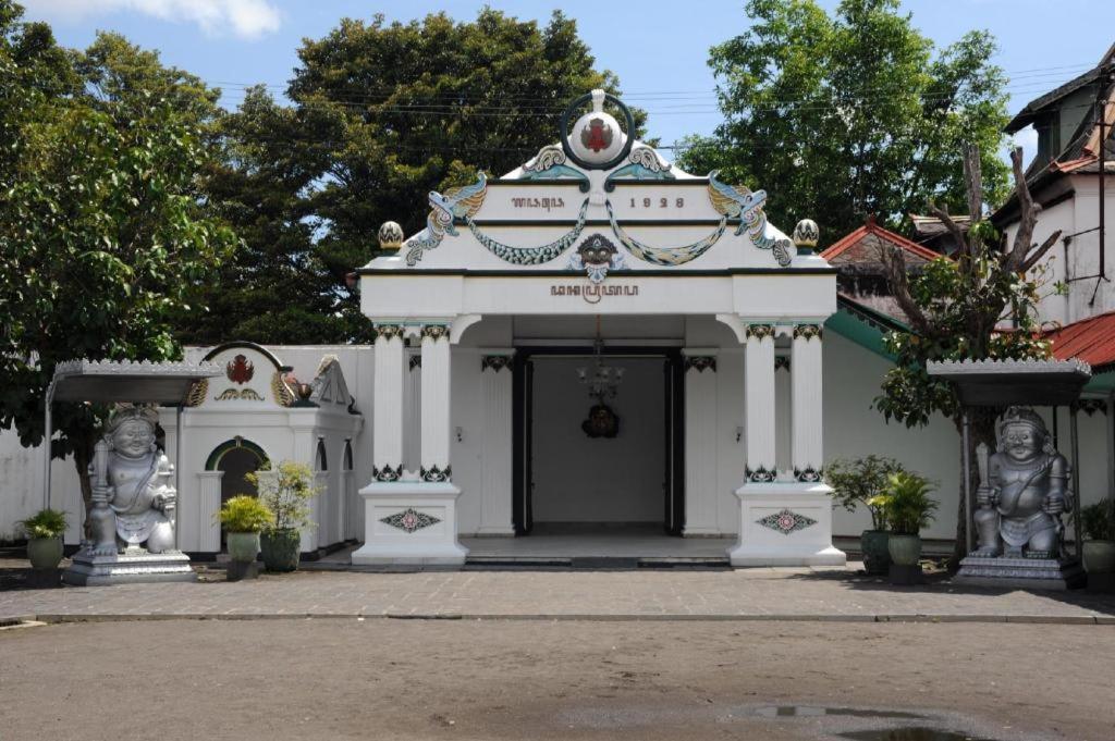 Hotel Syariah Wisma Nendra 요그야카르타 외부 사진